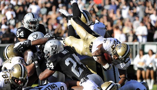 Pierre Thomas (New Orleans Saints) weiß, wie man es macht: Steht die Defense des Gegners zu eng, springt man als gestandener NFL-Profi einfach drüber