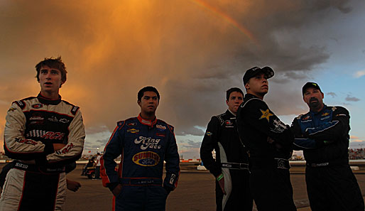 Rauchende Colts bei den glorreichen Fünf! Die NASCAR-Fahrer warten vor dem Saloon auf ihre Konkurrenz. Mal schaunen, wer schneller zieht...