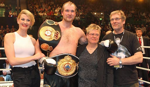 Mit seiner Frau Sandra (l.), seiner Mutter Stina und seinem Vater Karl (r.) feierte der ruhige Finne anschließend die Intercontinental-Titel der Verbände WBA und WBO