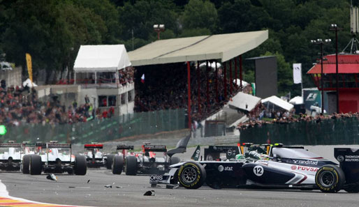 Beim Start des Rennens krachte es im hinteren Teil des Feldes. Heikki Kovalianen (r.) zerlegt seinen Lotus