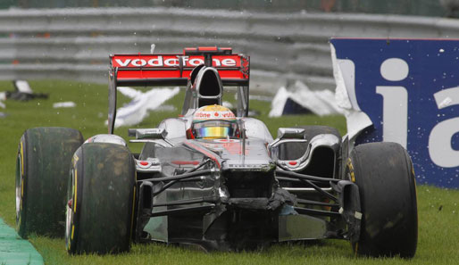 Schrecksekunde in Spa! Lewis Hamilton blieb zunächst lange im Cockpit seines demolierten McLaren sitzen