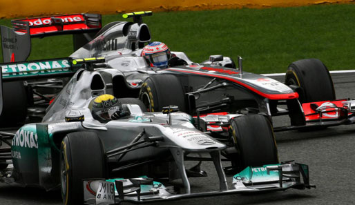 Jenson Button machte ein starkes Rennen. Vom Startplatz 13 mit frischen Reifen greift er hier Nico Rosberg (l.) im Mercedes an und landete am Ende auf dem Podium (3. Platz)