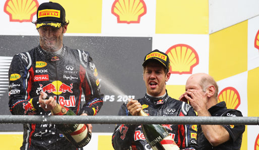Verdiente Champagnerdusche für Red Bull nach dem Doppelsieg von Vettel und Mark Webber (l.). In der Team-Wertung bedeutet dies 131 Punkte Vorsprung auf McLaren