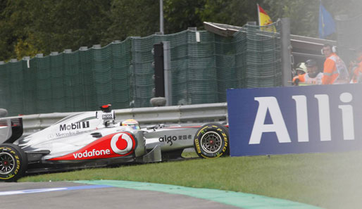 Beim Überholmanöver schaut der Ex-Weltmeister nicht in den Rückspiegel. Hamiltons McLaren kollidiert mit dem Sauber und kracht ungebremst in die Streckenabsperrung
