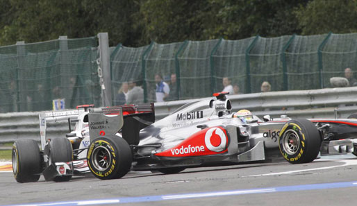 Spektakulärer Crash in der Anfangsphase! Kampf um den vierten Platz in Runde 13 beim GP von Belgien in Spa-Francorchamps. Lewis Hamilton fährt neben Kamui Kobayashi