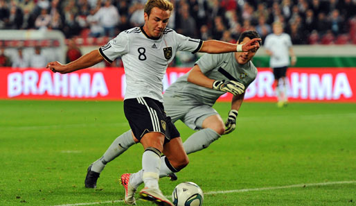 Da ist er wieder, Deutschlands Brasilianer! Götze macht das 2:0 - und wie! Julio Cesar guckt nur zu...