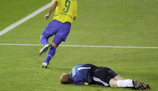 Ein trauriges Bild. Kahn liegt am Boden, Ronaldo dreht jubelnd ab
