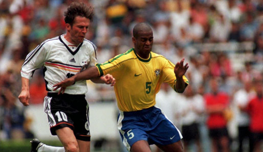 Nicht nur Lothar Matthäus rannte hinterher. Beim Confed-Cup 1999 in Mexiko verlor die Mannschaft um Trainer Erich Ribbeck mit 0:4