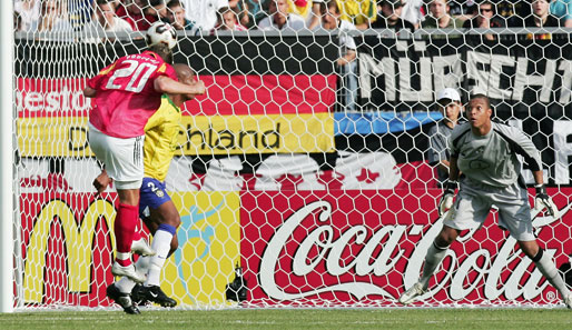 Im bis dato vorletzten Duell 2005 lief es wieder unglücklich. Dieses Tor von Podolski konnte das Aus im Confed-Cup nicht verhindern. Endstand: 2:3