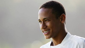 Bereits im Alter von 17 Jahren unterschreibt Neymar seinen ersten Profi-Vertrag beim FC Santos. Zu dieser Zeit trägt der Brasilianer eine Zahnspange, die Haare sind noch kurz