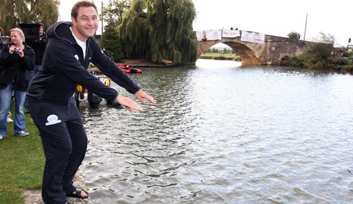 David Walliams will die knapp 140 Meilen von der Quelle der Themse bis zum Big Ben innerhalb von acht Tagen schwimmen