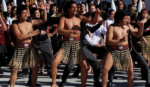 Bei der Eröffnungszeremonie der Rugbyweltmeisterschaft in Südafrika führen die Maori-Krieger einen sichtlich interessanten Ritualtanz auf - den Haka