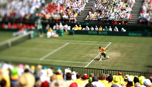 Tennis, auf Rasen, und das in Australien? Alles möglich - im Davis Cup! In Sdyney fertigt Bernard Tomic den Schweizer Stanislas Wawrinka ab