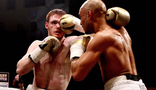 Voll auf die Zwölf: Halbmittelgewichtler Nick Quigley (l.) fängt sich beim Prize-Fighter-Turnier in London einen ordentlichen Schwinger von Kris Agyei-Dua ein