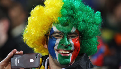 Einmal Lächeln bitte. Genau so - cheeeeeeese! Ein höchst fotogener Südafrika-Supporter grinst seine Mannschaft bei der Rugby-WM zum Sieg gegen Samoa