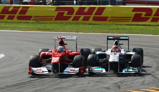 Michael Schumacher (r.) lieferte sich ganz heiße Duelle. Hier mit Busenfreund Alonso. Am Ende reichte es für einen starken 5. Platz