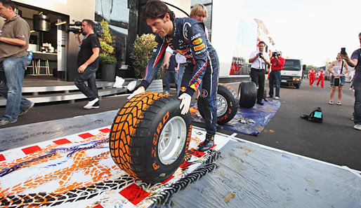 Malstunde mit Mark Webber. Der Red-Bull-Pilot schnappte sich anstatt eines Pinsels aber einen Regenreifen, um sich selbst zu verwirklichen
