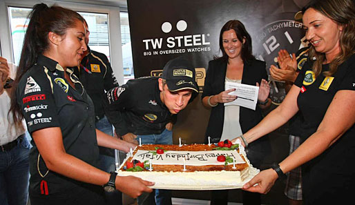 Happy Birthday! Witali Petrow feierte am Donnerstag in Monza seinen 27. Geburtstag - inklusive stattlicher Torte