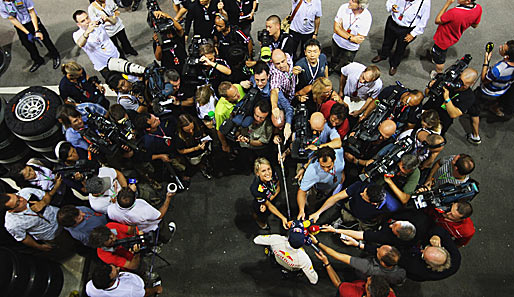 Aber auch von der Presse wurde der Heppenheimer regelrecht belagert. Nicht verwunderlich, in Singapur kann Vettel Weltmeister werden