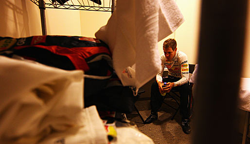 Die Ruhe vor dem Sturm: Vettel zieht sich vor dem Freien Training zurück. Aufräumen könnte er sein Kämmerchen mal wieder