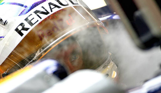 Sebastian Vettel ist in weißem Helm mit Glitzer-Elementen unterwegs. Und er sitzt im Nebel, wenn sein Gemüt mit Trockeneis gekühlt wird