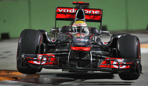 Lewis Hamilton ließ seinen McLaren auf der Strecke im wahrsten Sinne des Wortes fliegen. Singapur ist Höchstbelastung für Mensch und Material