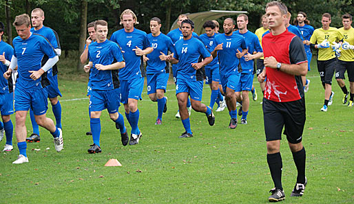 Links, zwo, drei, vier: Christian Wück (r.), Trainer des VDV-Camps, läuft sich mit 26 vertragslosen Spielern warm