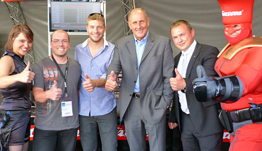 Treffen von SPOX-Redakteur Alexander Mey (2. v.l.) mit Rennsport-Legende Hans-Joachim Stuck und seinem Sohn Johannes auf der IAA