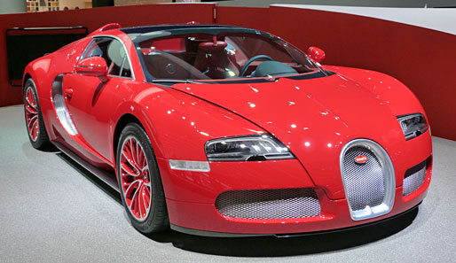 Der neue Bugatti Veyron kann sich zwar nicht verwandeln, aber er ist mit über 1000 PS und rund 1,5 Mio. Euro Kosten das schnellste und teuerste Serienauto der Welt