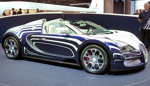 Bei Höchstgeschwindigkeiten von rund 400 km/h kaum vorstellbar, gibt es den Bugatti Veyron sogar mit stylischer Lackierung als Cabrio