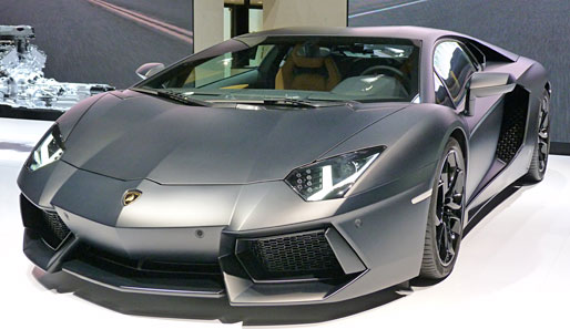 Der Lamborghini Aventador ist zwar nicht ganz so schnell und teuer wie der Bugatti, aber er sieht sehr, sehr böse aus