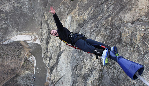 Außendreiviertel Chris Ashton hat sichtlich Spaß bei seinem Abgang: Für ihn geht es beim Nevis Bungy Jump in Queenstown 134 Meter in die Tiefe