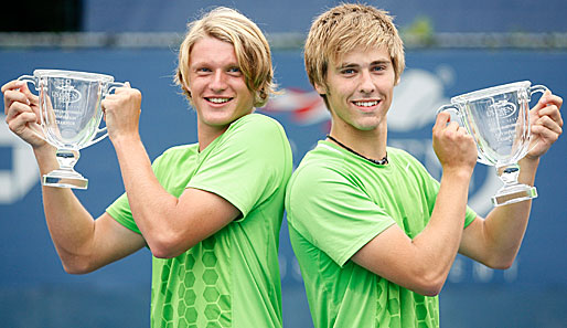 Nein, das sind keine Grünen-Bundestagsabgeordnete, sondern die deutschen Junioren-Doppelsieger Robin Kern (l.) und Julian Lenz. Über das Outfit reden wir aber noch mal