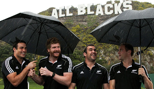 Dass man sich auch über Regen freuen kann, beweisen diese Herren von den All Blacks: Richard Kahui (v.l.), Adam Thomson, Corey Flynn and Andy Ellis
