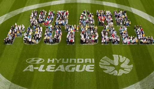 Saisoneröffnung auf Australisch in der A-League : "We are Football" und kauft koreanische Autos. Finde den Fehler