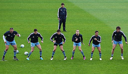Das sieht doch mal richtig elegant aus, was Argentiniens Rugby-Herren da auf den Rasen zaubern. Ob's der Herr im Hintergrund genauso sieht?
