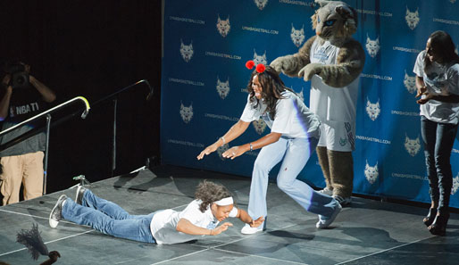 Da kann Dirk Nowitzki sich noch was abschauen! Maya Moore legt bei der Siegesfeier von WNBA-Meister Minnesota Lynx einen astreinen Breakdance hin