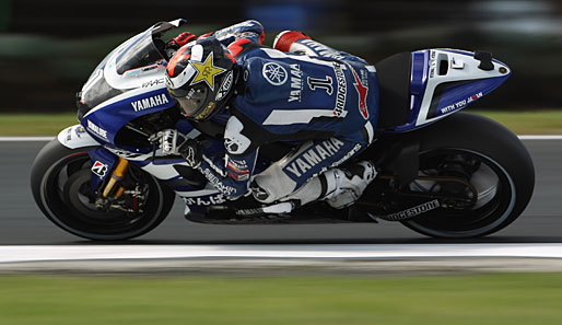 Im Geschwindigkeitsrausch: Jorge Lorenzo legt sich beim Qualifying zum australischen MotoGP auf seiner Yamaha in die Kurve
