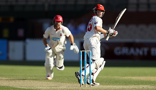 Dan Christian (r.) von den South Australia Redbacks nach einem erfolgreichen Schlag beim Cricket-Match gegen die New South Wales Blues