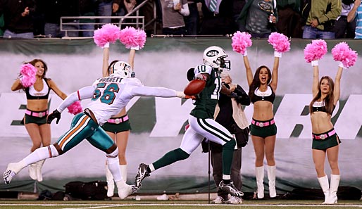 Santonio Holmes (r.) von den New York Jets feiert gegen die Miami Dolphins seinen Touchdown und die Ankunft bei den Cheerleaderinnen