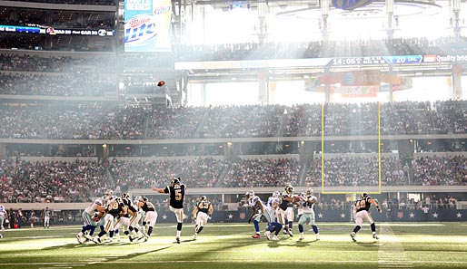 So schön kann Football sein: Beim Spiel zwischen den St. Louis Rams und den Dallas Cowboys vollführt Donnie Jones einen göttlichen Punt