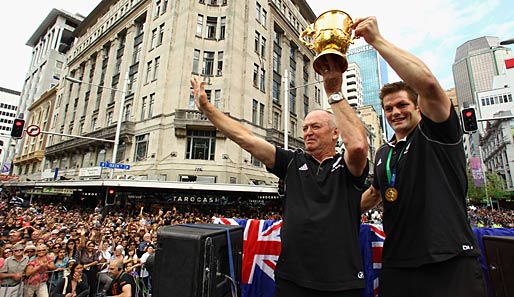 Fußballer, nehmt Euch ein Beispiel! Neuseelands Rugby-Team feiert seinen WM-Sieg ganz ohne runterfallenden und überfahrenen Pokal