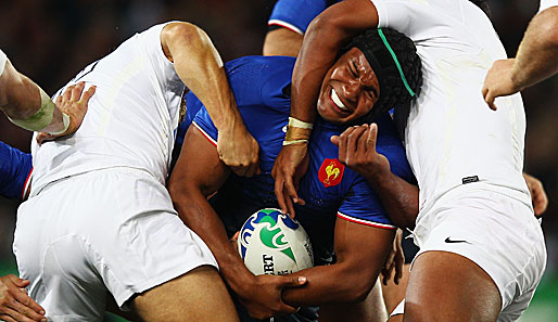 Wer ins Halbfinale will, muss leiden: Frankreichs Thierry Dusautoir wird bei der Rugby-WM ordentlich in die Mangel genommen