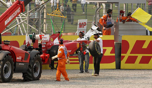 Massa selbst ist bei dem Unfall nichts passiert, aber sein Ferrari musste an den Haken. Massa startet als Sechster ins Rennen