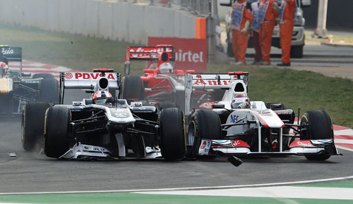Vor dem Motorschaden hatte es bereits in der ersten Kurve gekracht. Rubens Barrichello traf den Japaner Kobayashi. Bei den Top-Teams lief es ruhiger