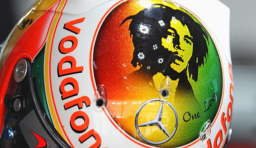 Bob Marley erwischte den besten Start ins Wochenende und fuhr im 1. Training Bestzeit. Bob Marley? In Wahrheit war es Lewis Hamilton mit neuem Helmdesign