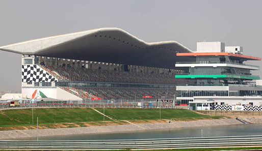Die Tribüne und die Boxenanlage am Buddh International Circuit unweit der Multi-Millionen-Stadt Neu Delhi sehen hochmodern aus