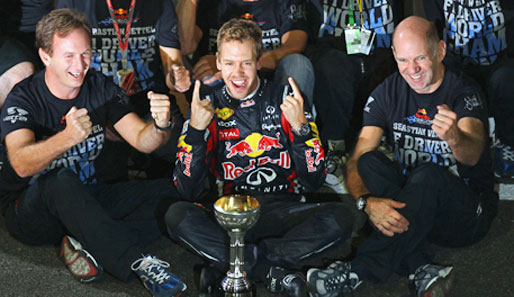 Die drei Eckpfeiler des Erfolges bei Red Bull feiern den Titel: Christian Horner, Sebastian Vettel, Adrian Newey (v.l.n.r.)