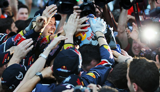 Pure Freude beim Team Red Bull. Der neue Weltmeister Vettel genießt das Bad in der Menge