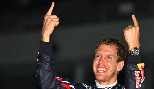 Die Party fängt natürlich jetzt erst an: Vettel macht die Nacht zum Tag und zeigt an, wie oft er schon Weltmeister ist